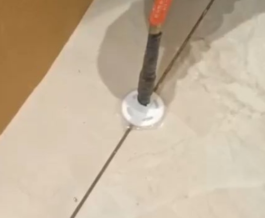 新宾瓷砖空鼓维修公司专业解答瓷砖在铺贴过程中，如果没有涂抹均匀到位的粘结材料（如水泥砂浆或瓷砖胶），可能会导致以下问题